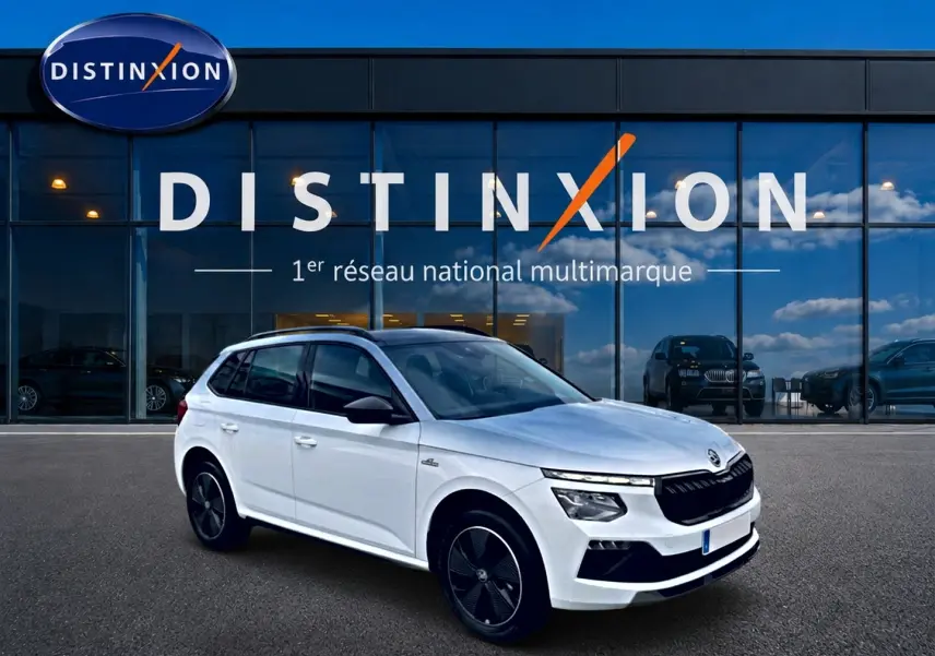 SKODA KAMIQ blanc nacré en 3/4 avant droit, avec toit noir et jantes alu noires distinctives.