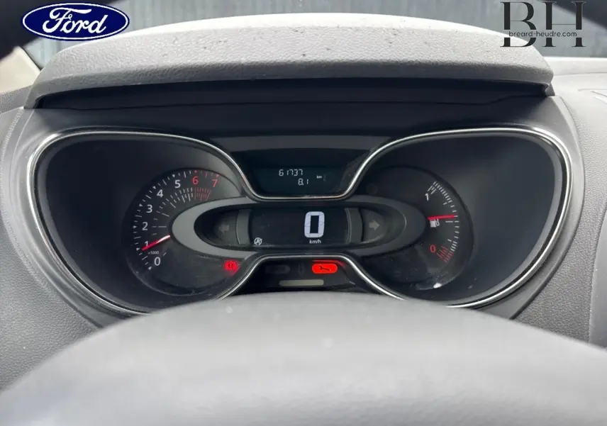 Tableau de bord et compteur digital d'un Renault Captur gris Cassiopée, vue frontale centrée sur l'instrumentation.