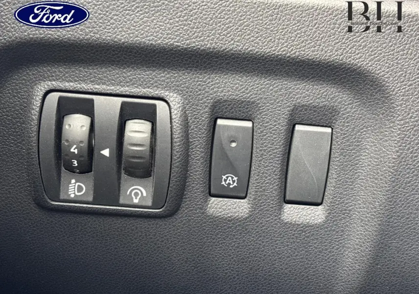Tableau de bord avec commandes d'éclairage et arrêt auto moteur du Renault Captur gris Cassiopée, vue rapprochée.