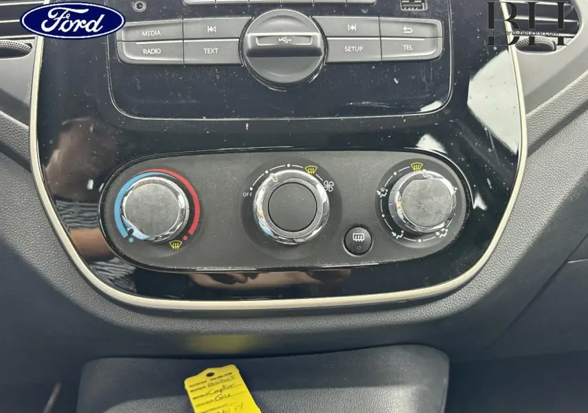 Tableau de bord noir avec commandes manuelles de climatisation du Renault Captur Gris Cassiopée, vue rapprochée frontale.