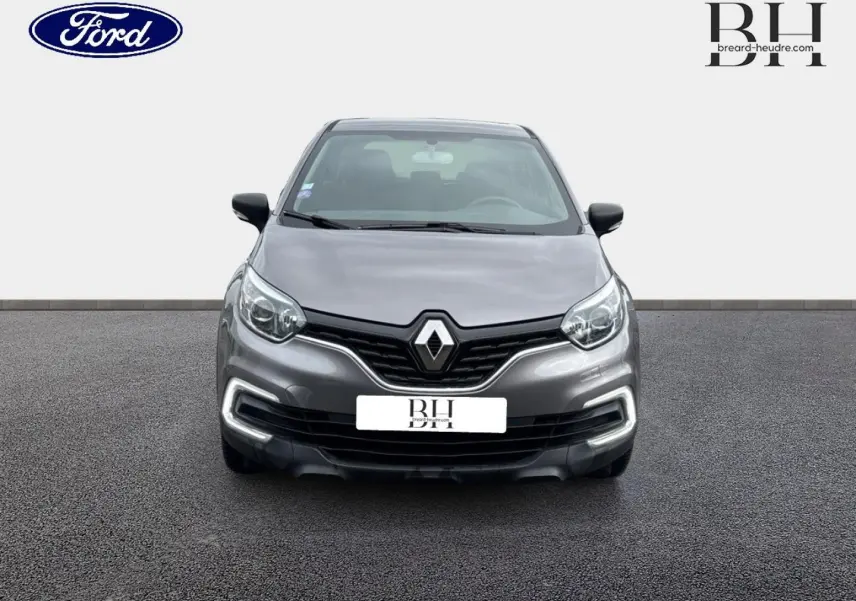 Vue frontale d'un Renault Captur gris Cassiopée 2018 avec feux de jour LED et calandre noire distinctive.
