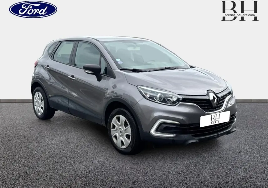 Renault Captur Gris Cassiopée vu en 3/4 avant droit, avec calandre distinctive et jantes acier.