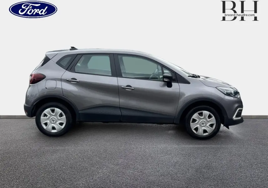 Profil droit du Renault Captur gris Cassiopée 2018 avec jantes acier et poignées couleur carrosserie.