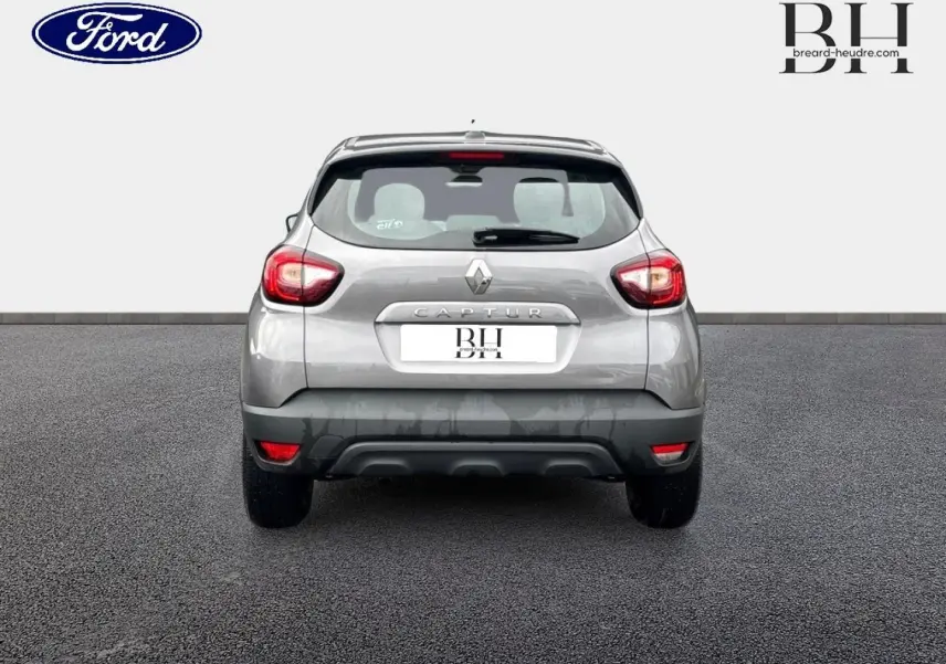 Vue arrière d'un Renault Captur gris Cassiopée 2018 avec feux arrière LED et becquet sur fond neutre.