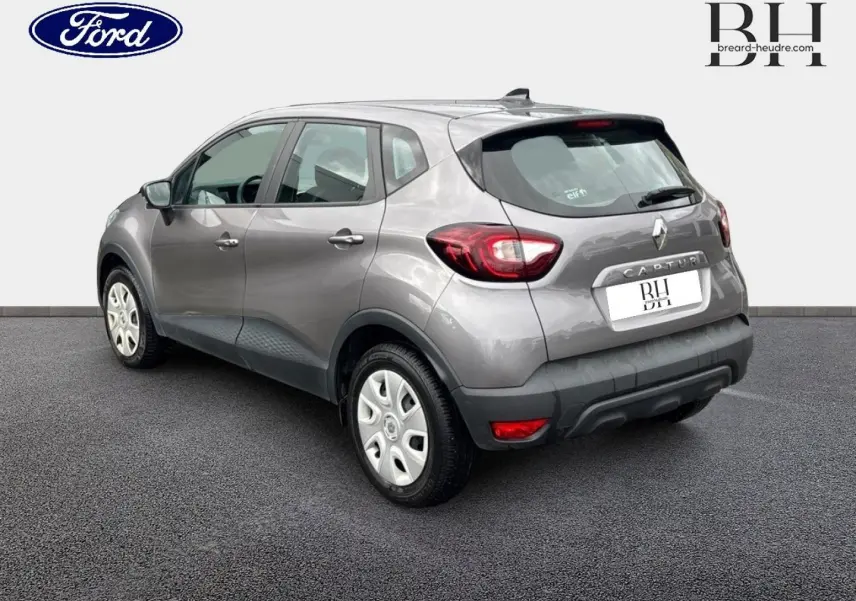 Renault Captur gris Cassiopée vue 3/4 arrière droit, mettant en valeur les feux LED et le becquet arrière.