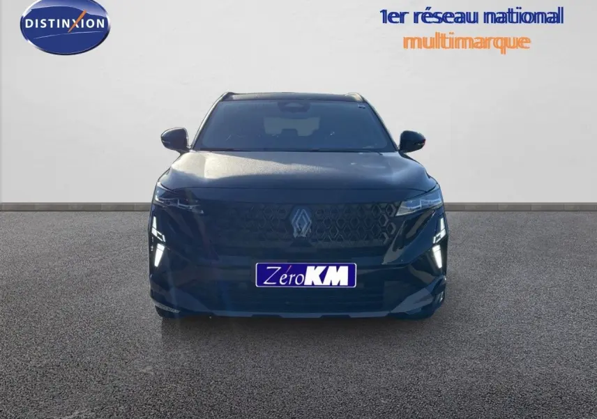 Vue frontale du Renault Austral noir étoile métal 2026 avec calandre distinctive et feux LED allumés.