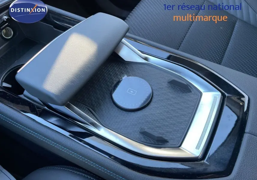 Gros plan sur la console centrale noire avec accoudoir et molette de contrôle du Renault Austral E-Tech hybride 2026.