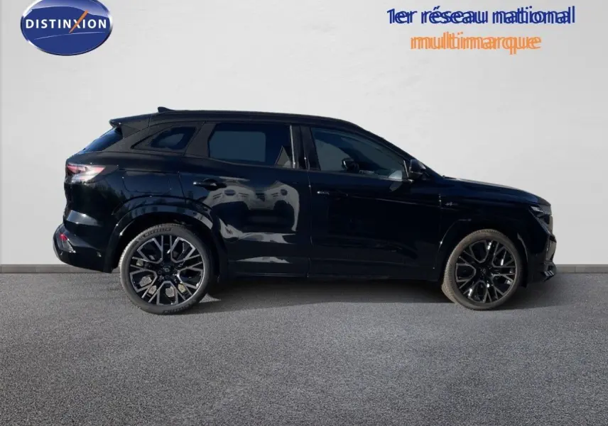 Profil droit du Renault Austral E-Tech Full Hybrid 200 Esprit Alpine en noir étoile métal avec jantes noires distinctives.