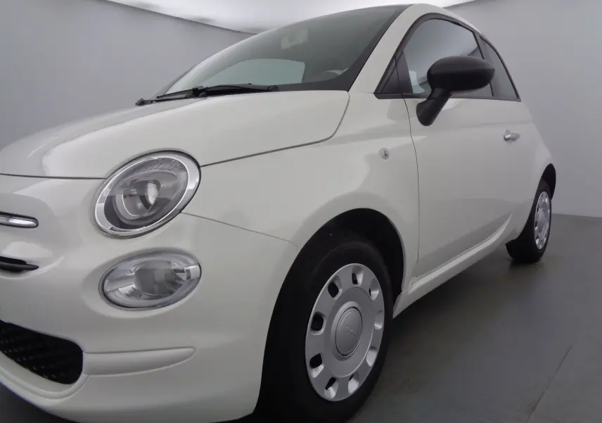 Fiat 500 blanc gelato vue 3/4 avant droit, mettant en valeur ses phares ronds et ses jantes acier classiques.