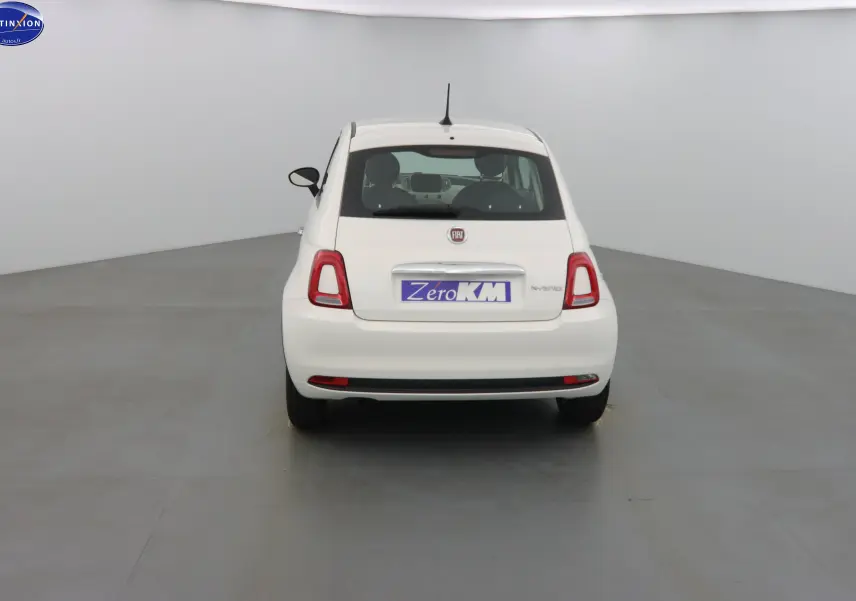Vue arrière d'une FIAT 500 blanche Gelato 2023 avec logo et badge Hybrid visibles sur un fond neutre.