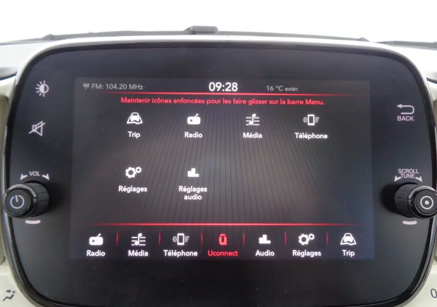 Écran tactile central de la FIAT 500 blanc gelato affichant le menu principal avec options radio, média et téléphone.