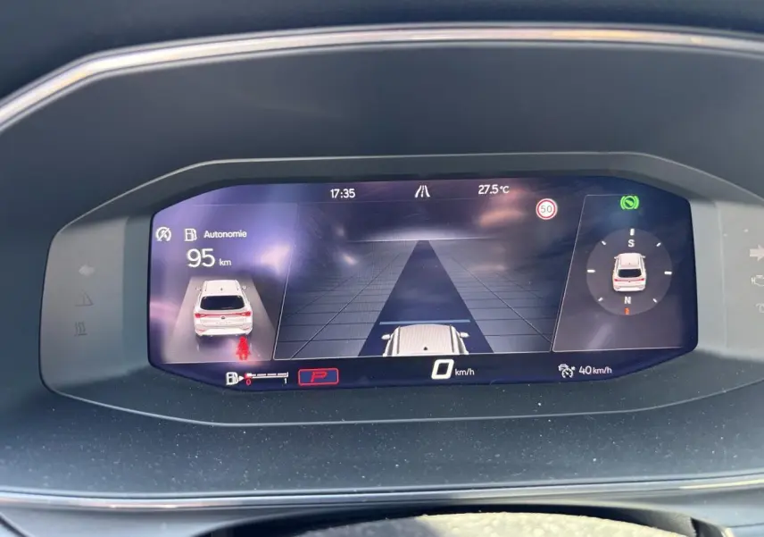 Affichage digital du combiné d'instruments de la CUPRA Leon Sportstourer 2024, avec autonomie et navigation visibles.