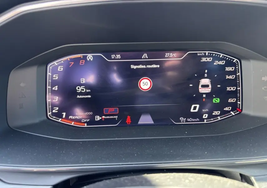 Combiné d'instruments digital couleur de 10,25" du CUPRA Leon Sportstourer 2024 affichant vitesse, autonomie et signalisation routière.