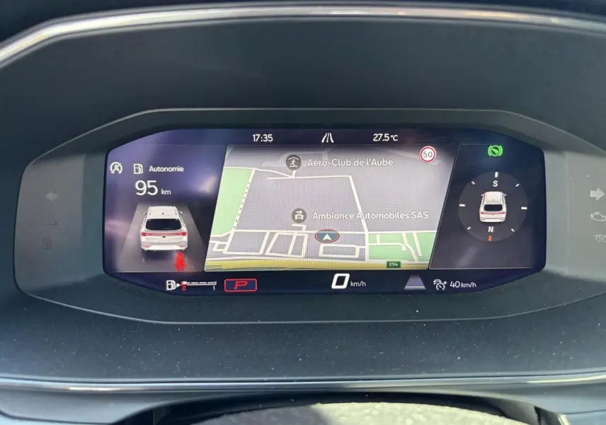 Vue rapprochée du combiné d'instruments digital 10,25 pouces affichant la navigation et l'autonomie de 95 km.