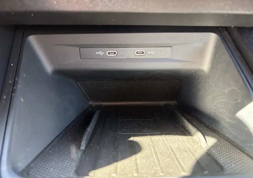 Gros plan sur les deux prises USB-C éclairées situées dans la console centrale du CUPRA Leon Sportstourer blanc Nevada.