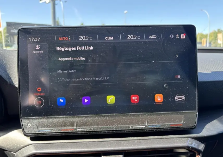 Écran tactile HD 12 pouces du système de navigation de la CUPRA Leon Sportstourer blanc Nevada, vue intérieure frontale.