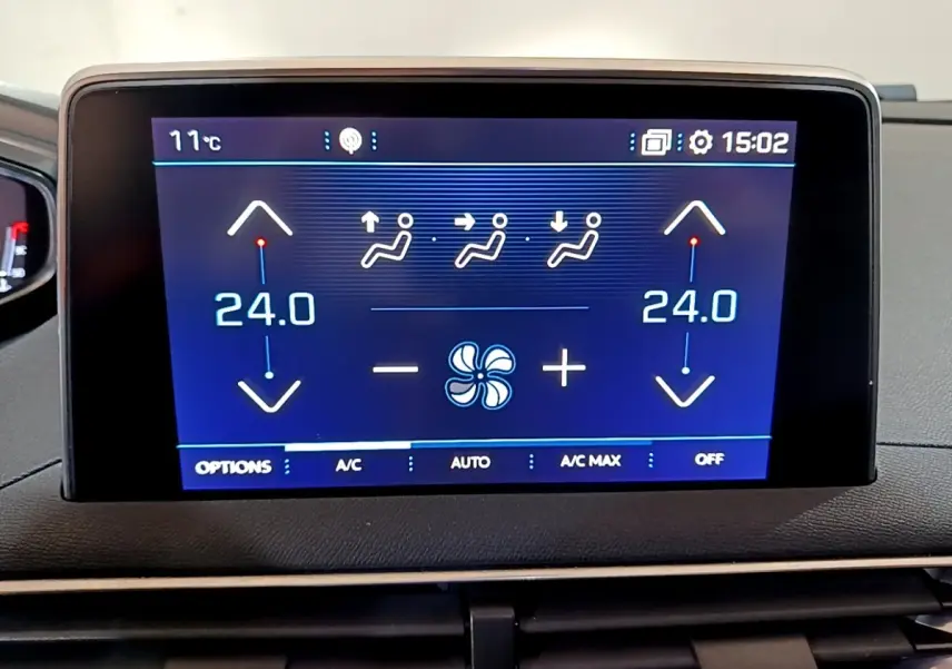 Écran tactile central du tableau de bord du Peugeot 5008 bleu, affichant la climatisation à 24°C en mode automatique.