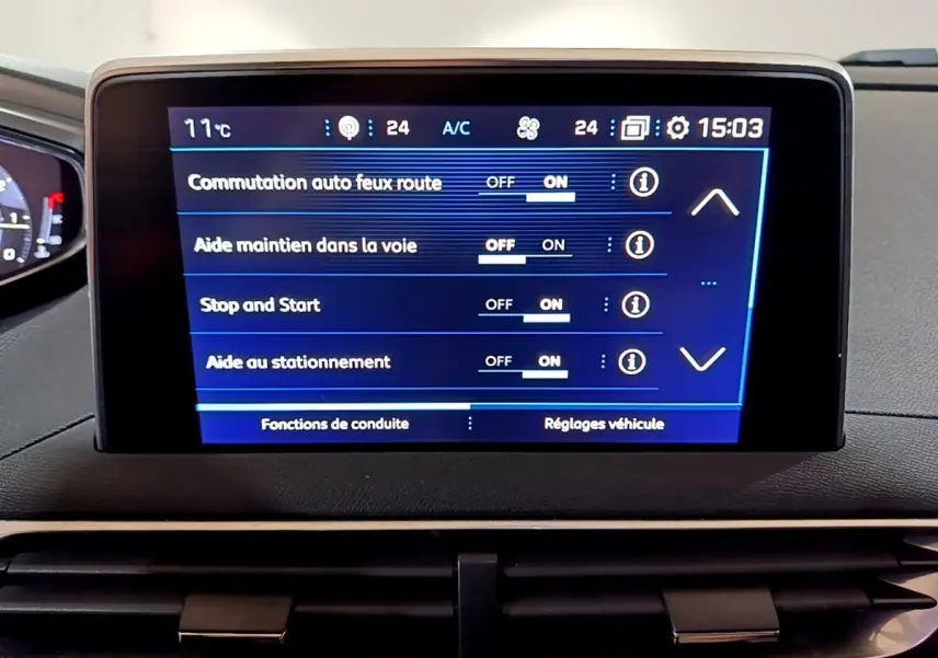 Écran tactile central du tableau de bord du Peugeot 5008 bleu, affichant les aides à la conduite activées.