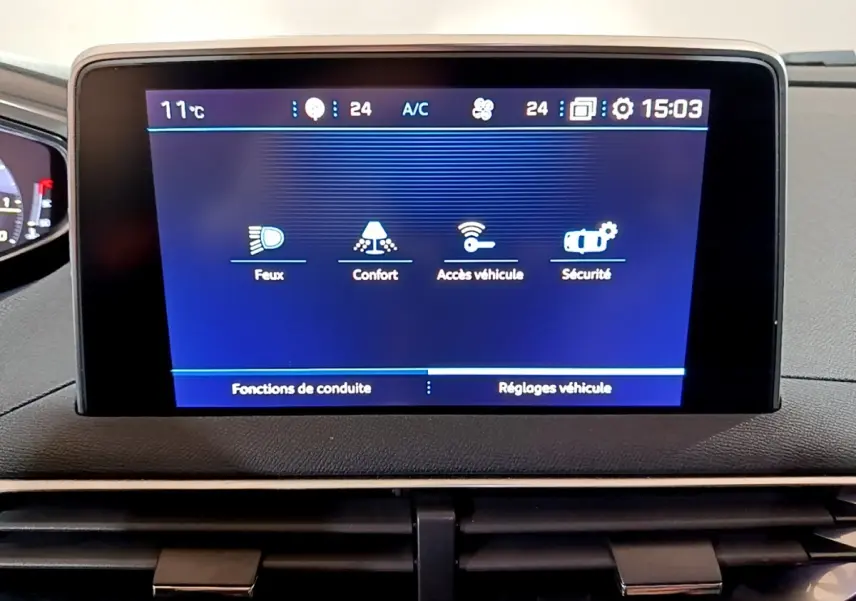 Écran tactile central bleu affichant les réglages de conduite et véhicule dans un Peugeot 5008 Allure 2018.