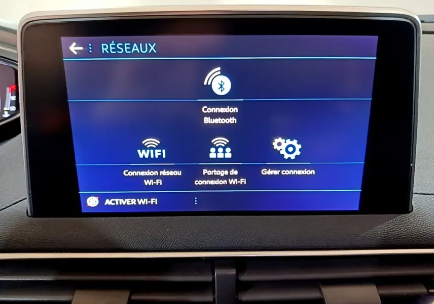 Écran tactile central du Peugeot 5008 bleu 2018 affichant les options de connexion réseau Wi-Fi et Bluetooth.