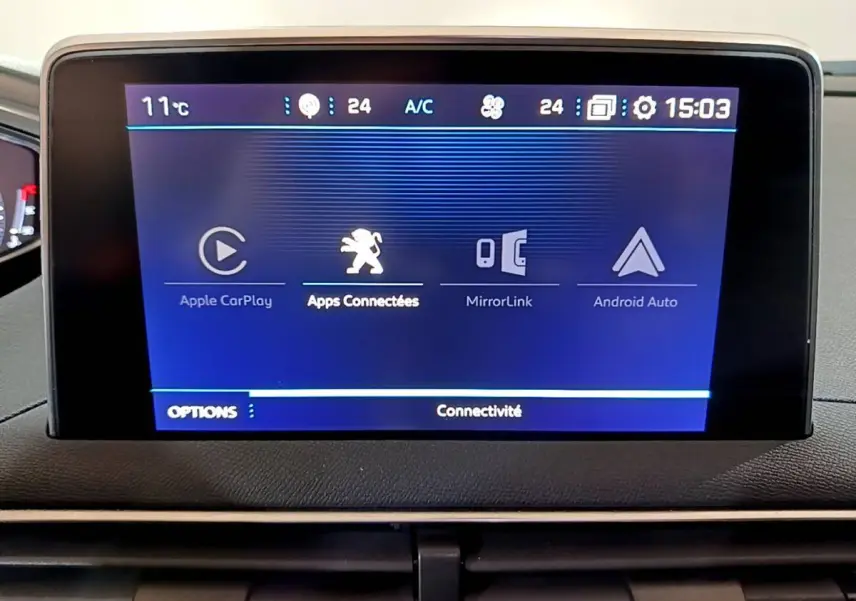 Écran tactile central affichant les options de connectivité Apple CarPlay, MirrorLink et Android Auto dans un Peugeot 5008 bleu.
