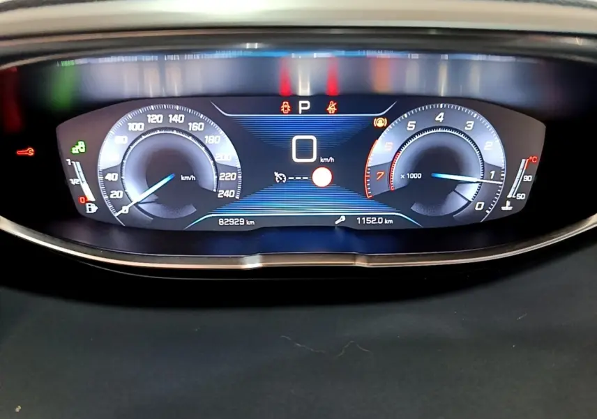 Tableau de bord numérique du Peugeot 5008 2018 affichant vitesse, compte-tours et indicateurs lumineux.