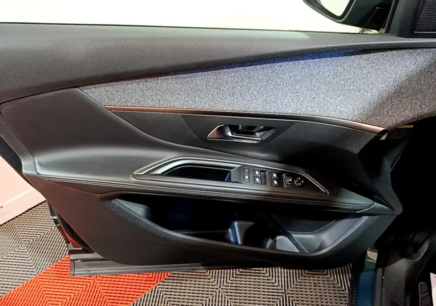 Intérieur côté gauche de porte PEUGEOT 5008 bleu 2018 avec commandes vitres et poignée argentée.