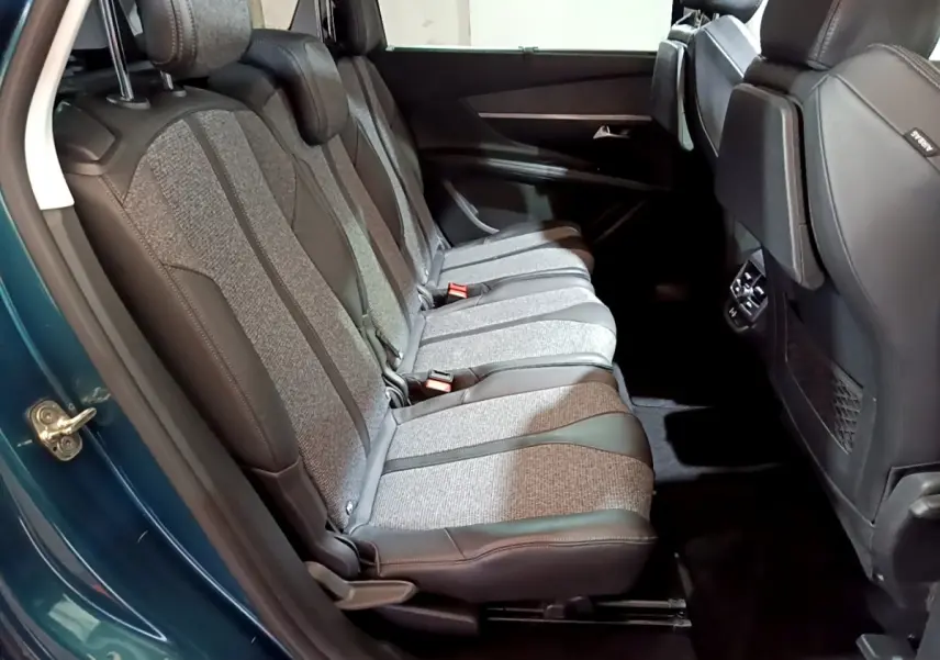 Vue intérieure côté gauche des sièges arrière gris et noirs du Peugeot 5008 bleu, version THP 165 S&S EAT6 Allure 2018.