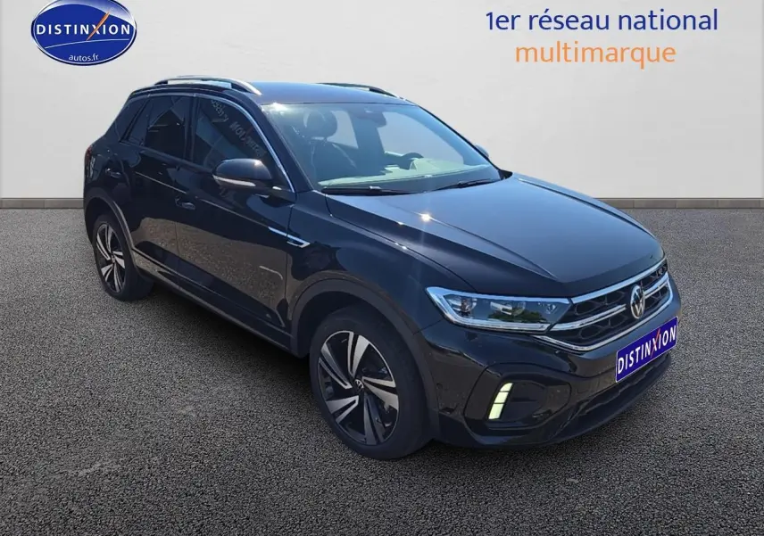 Volkswagen T-Roc noir perle en 3/4 avant droit, avec jantes alliage noires et barres de toit argentées visibles.