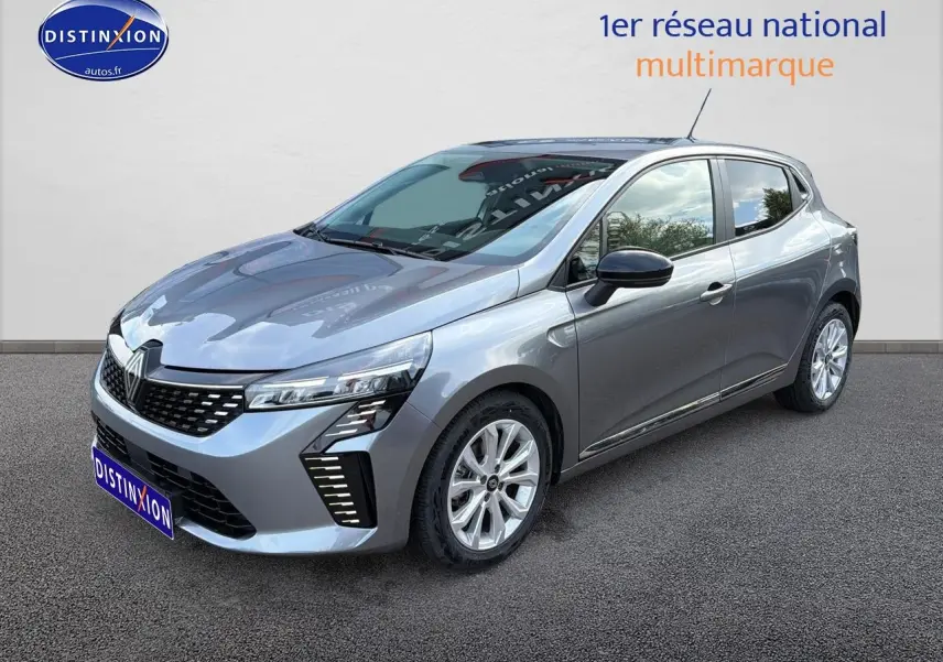 Renault Clio V gris en 3/4 avant droit, avec phares LED et jantes alliage 16 pouces visibles.