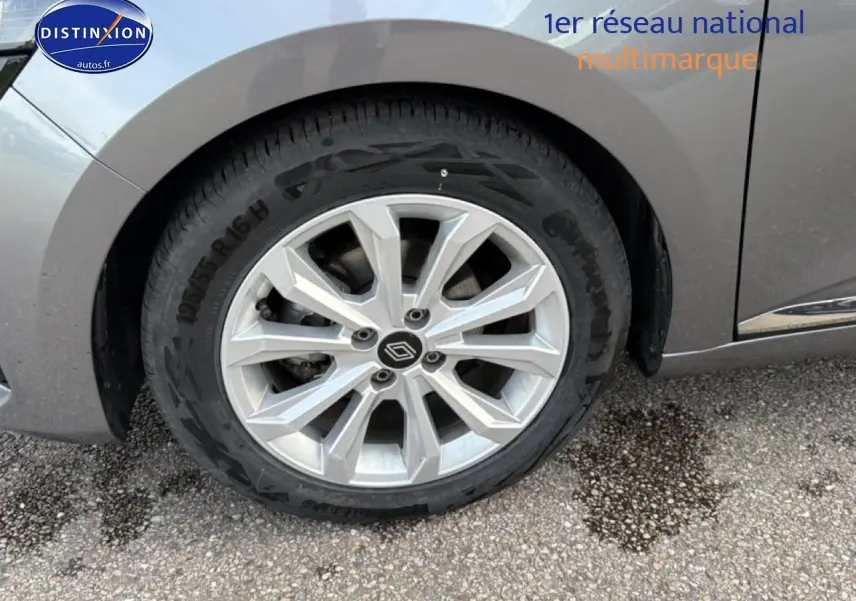 Gros plan sur la roue avant gauche grise d'une Renault Clio V 2025 avec jante alliage et logo Renault central.