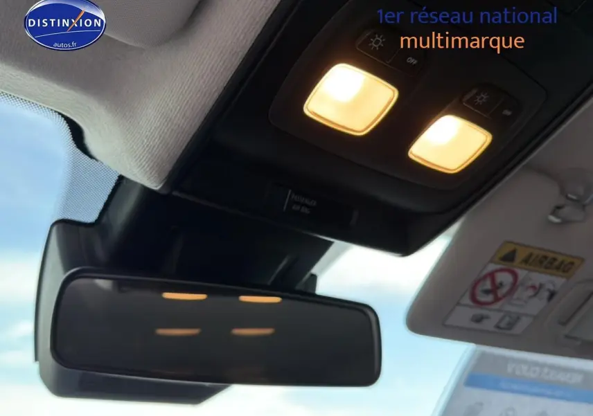 Vue intérieure du rétroviseur central et des plafonniers allumés d'une Renault Clio V gris 2025.