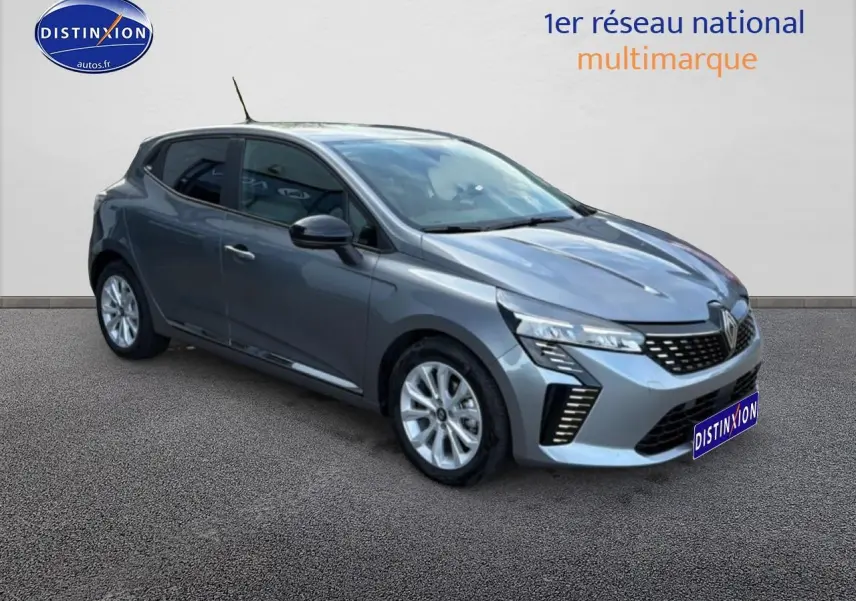 Renault Clio V gris en 3/4 avant droit, avec phares LED et jantes alliage visibles sur fond neutre.