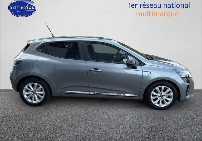 Profil droit de la Renault Clio V gris 2025 avec jantes alliage et poignées ton carrosserie visible sur fond neutre.