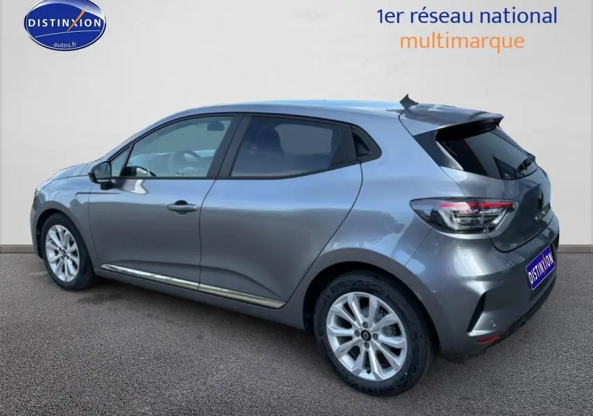 Vue latérale droite d'une Renault Clio V gris métallisé avec jantes alliage et feux arrière LED visibles.