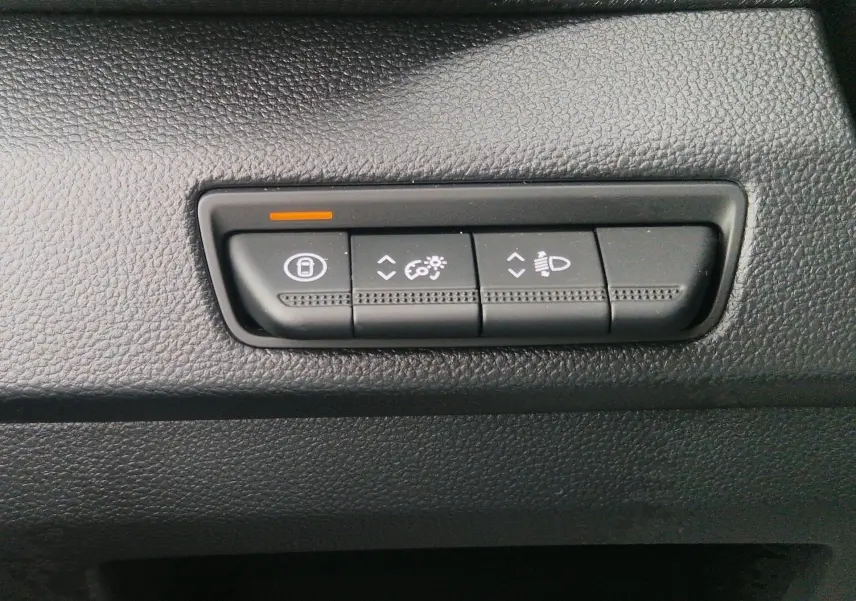 Gros plan sur les boutons de réglage du tableau de bord noir du Renault Trafic Fourgon gris urbain 2025.