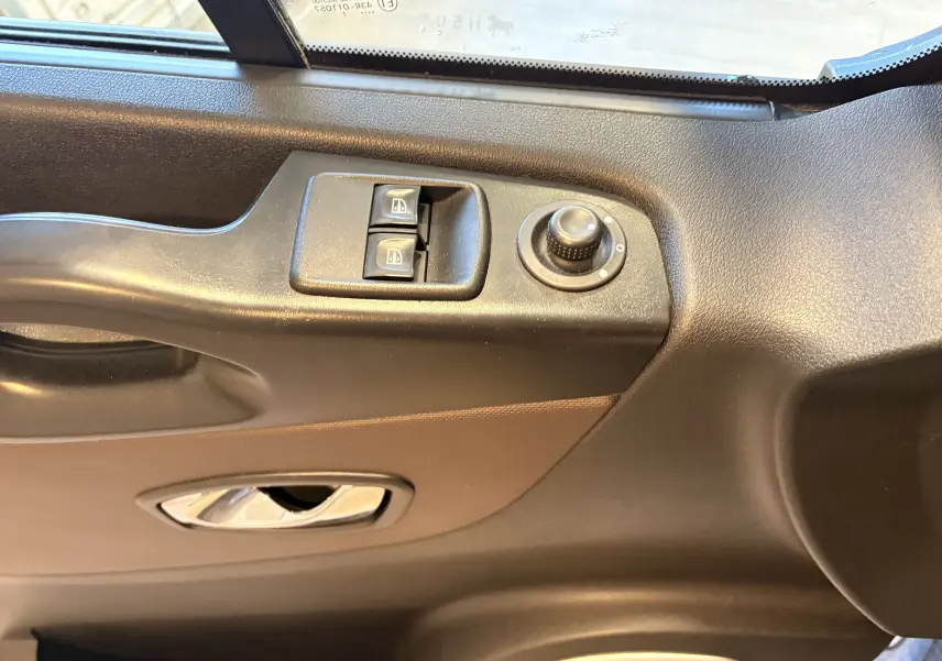 Détail de la porte côté conducteur du Fiat Talento Fourgon gris 2017, avec commandes électriques des vitres et réglage des rétroviseurs.