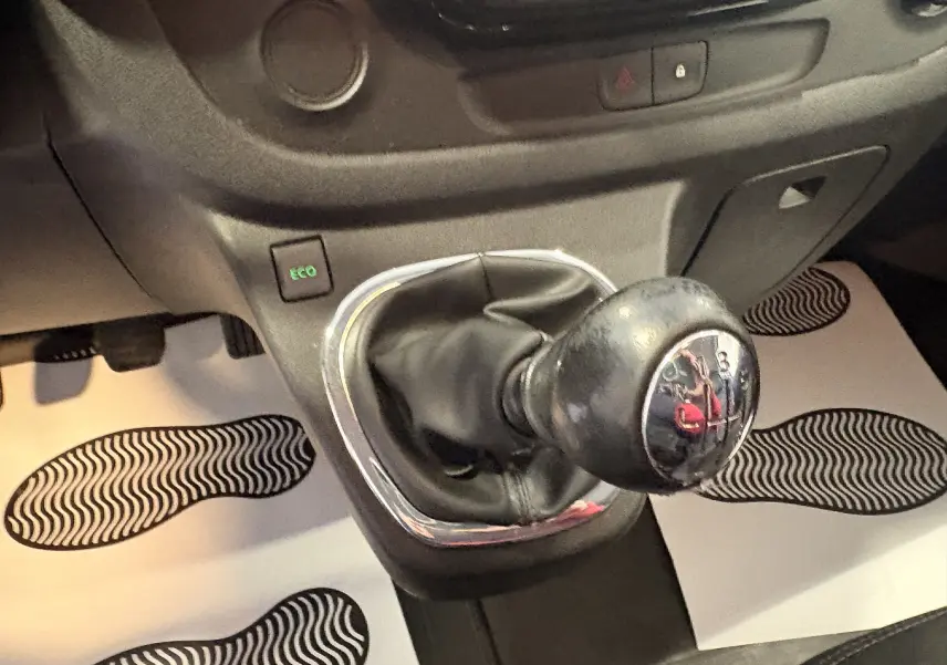 Gros plan sur le levier de vitesses manuel noir du Fiat Talento Fourgon gris, avec bouton Eco visible sur la console centrale.