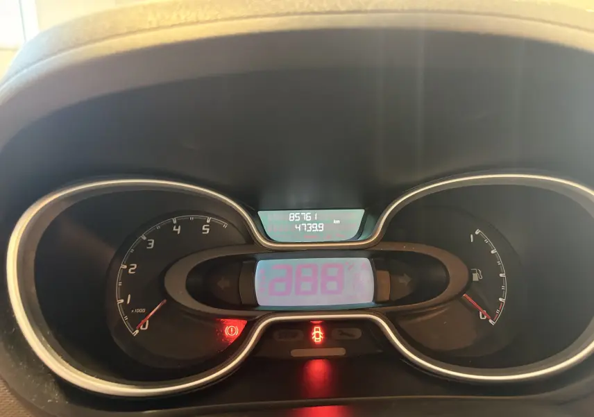 Vue rapprochée du tableau de bord du Fiat Talento Fourgon gris, affichant le compteur et les voyants allumés.