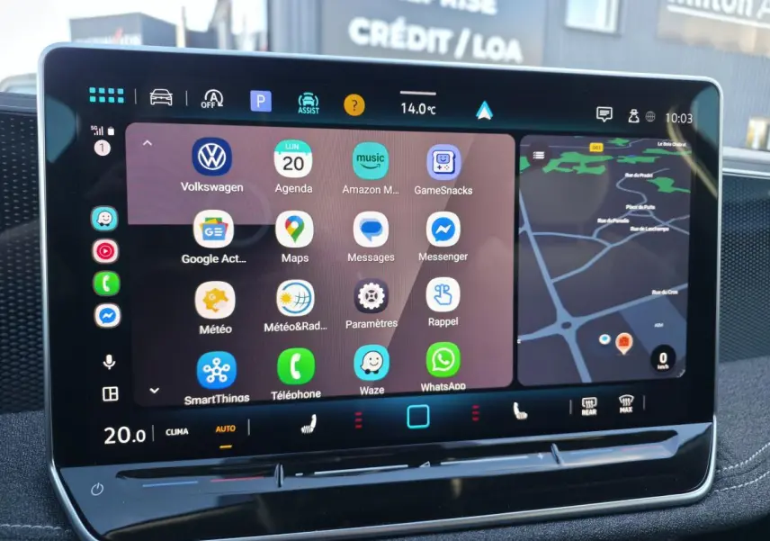Écran tactile central 12,9" de la Volkswagen Passat SW 2024, affichant navigation et applications connectées.