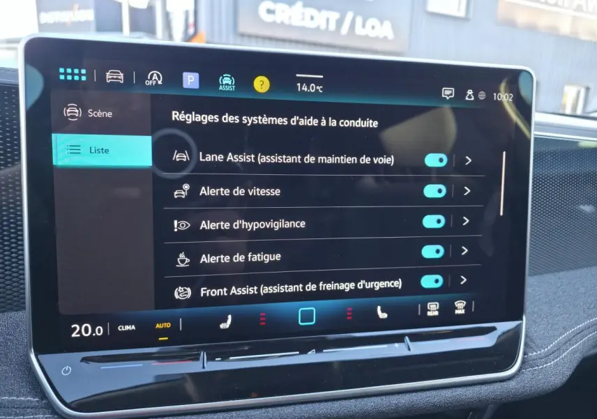 Écran tactile central affichant les réglages d’aide à la conduite dans l’habitacle d’une Volkswagen Passat SW noire.
