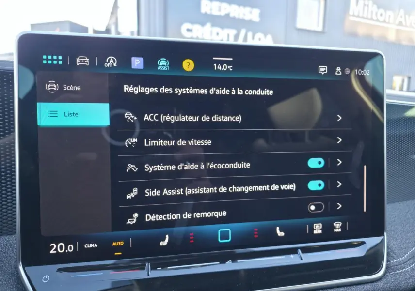 Écran tactile intérieur de la Volkswagen Passat SW 2024 affichant les réglages des aides à la conduite.