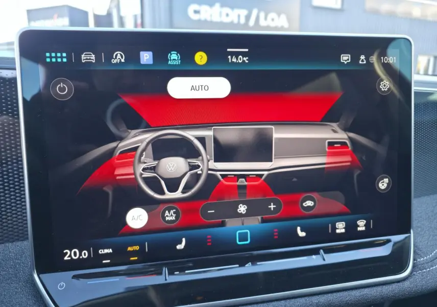 Écran tactile central affichant la climatisation automatique de la Volkswagen Passat SW 2024, intérieur noir avec détails rouges.