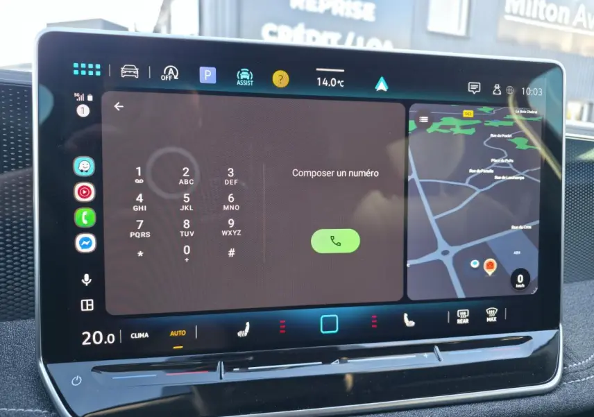 Écran tactile central de la Volkswagen Passat SW 2024 affichant le clavier téléphonique et la navigation GPS.
