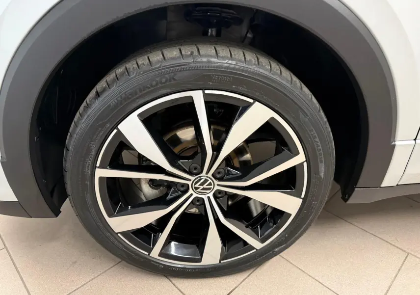 Gros plan sur la jante alliage 18 pouces bicolore noir et argent du Volkswagen T-Cross Reflet d'Argent.