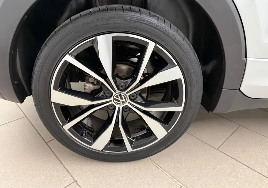 Gros plan sur la jante alliage 18 pouces bicolore noire et argent du Volkswagen T-Cross Reflet d'Argent côté droit.