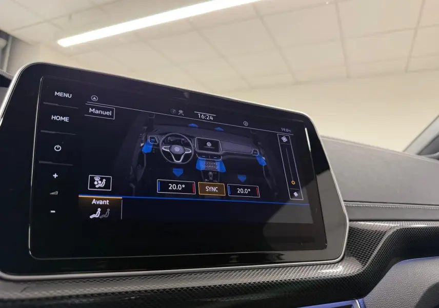 Écran tactile central affichant la climatisation bi-zone du Volkswagen T-Cross 1.5 TSI R-Line, intérieur noir.