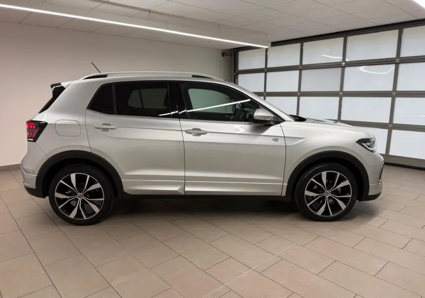 Vue de profil côté gauche d'un Volkswagen T-Cross 1.5 TSI R-Line argent métallisé avec jantes alliage 18 pouces.