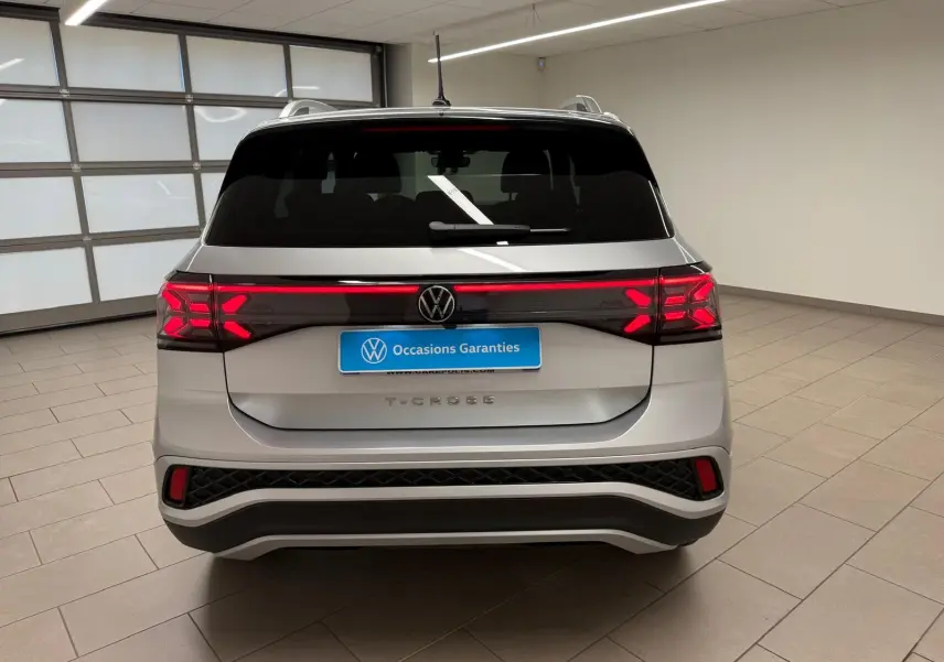 Vue arrière d'un Volkswagen T-Cross 1.5 TSI 150 DSG7 R-Line en couleur Reflet d'Argent avec feux LED allumés.