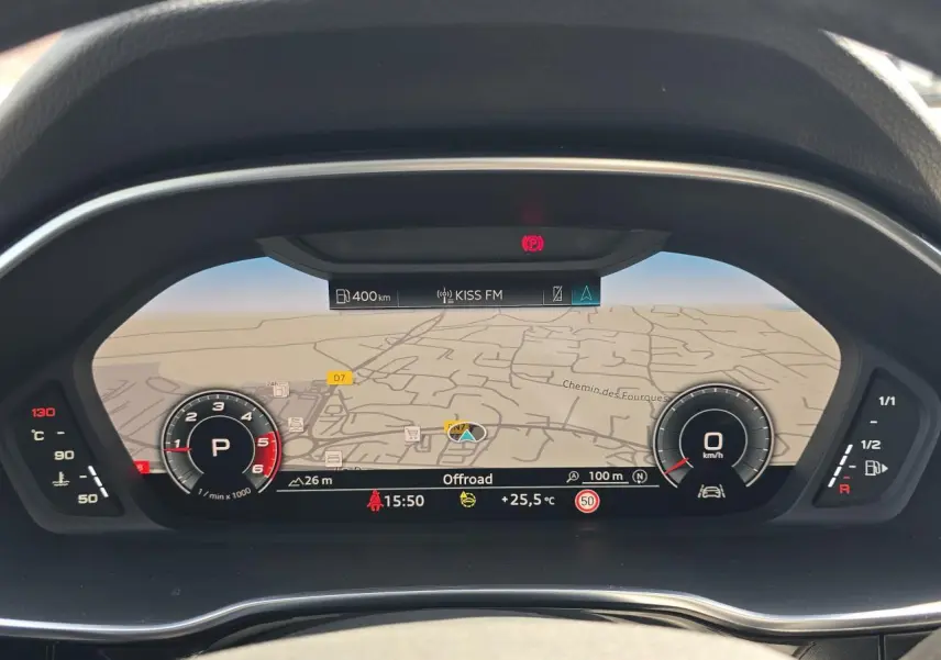 Vue rapprochée du tableau de bord numérique Audi virtual cockpit plus affichant la navigation et les compteurs du Q3 blanc 2022.